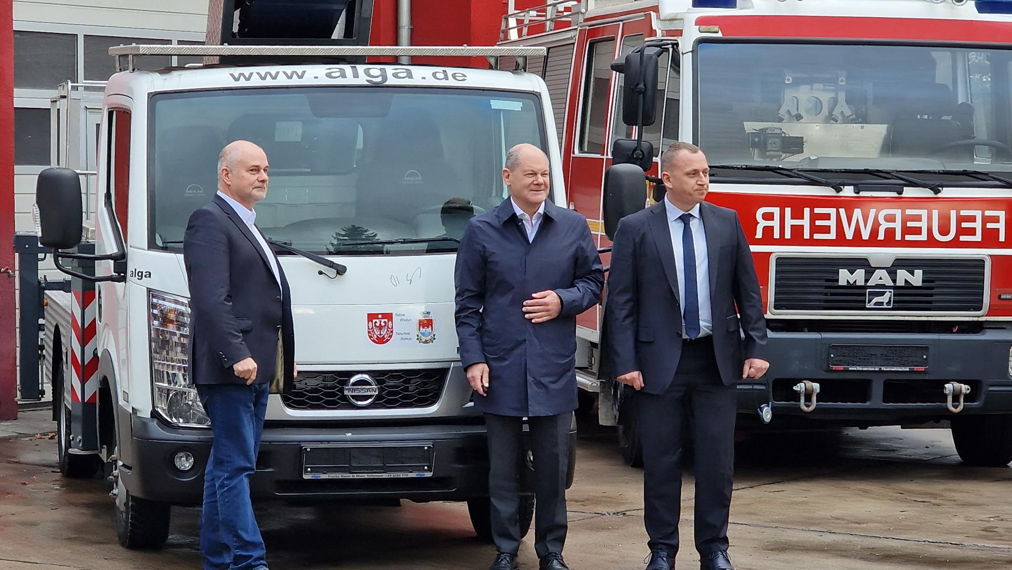 Übergabe von Fahrzeugen an Khotyn